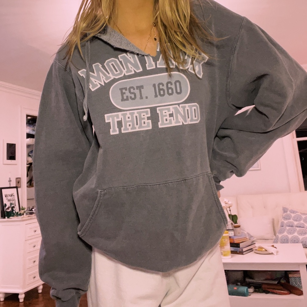 Cute oversized V cut Montaul sweatshirt